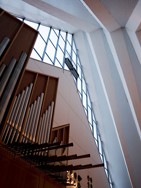 Kirkko sis&auml;lt&auml;